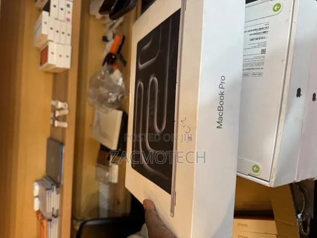 New Laptop Apple Macbook Pro 2025 M5 14-Inch 16GB Apple M5 SSD 512GB · Photo 1