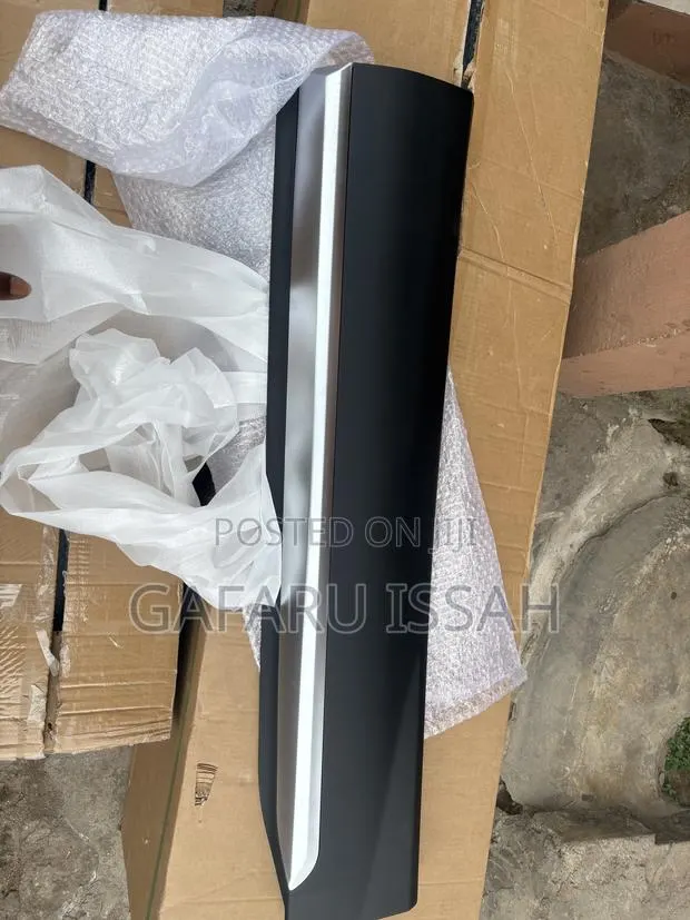 Santafe 19-23 Front Right Door Moulding · Photo 1