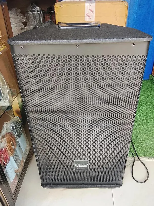Max on Speaker · Photo 1