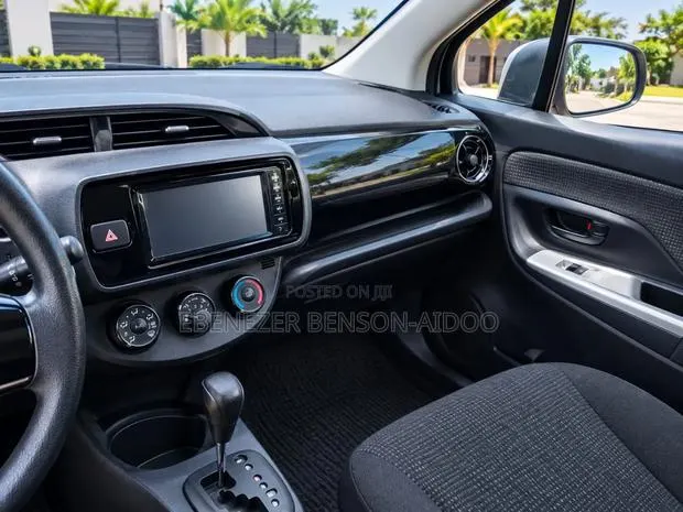 Toyota Vitz 2018 Gray · Photo 1