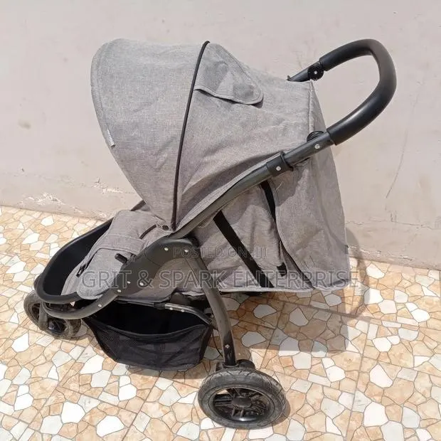 Big Neat Awesome Child Stroller From the Uk · Photo 2