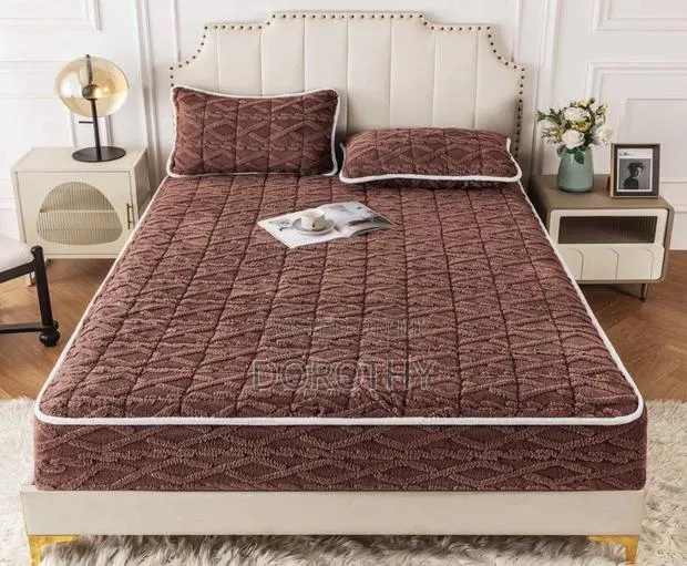 Heavy Fitted Bed Cover · Photo 1