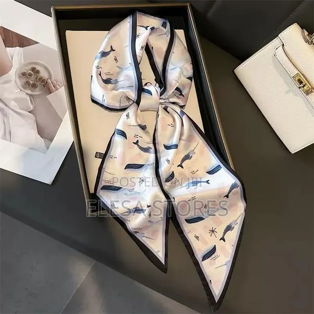 Luxury Pointed Neck Scarfs · Photo 1