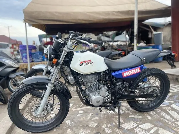 Honda CB 2005 White · Photo 1