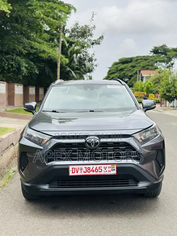 Toyota RAV4 LE 2021 Gray · Photo 1