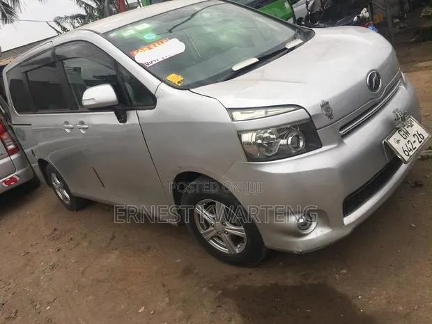 Toyota Voxy 2013 Gray · Photo 1