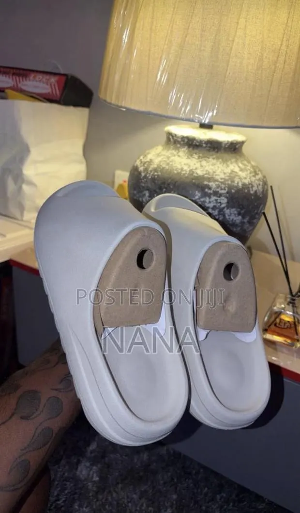 Yeezy Slides · Photo 1