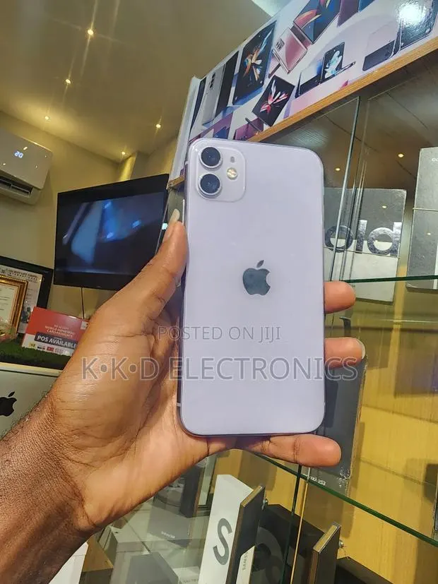 Apple iPhone 11 128 GB Purple · Photo 1