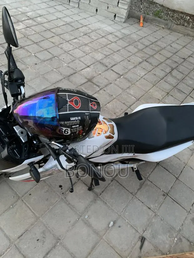 Honda CB 2012 White · Photo 2