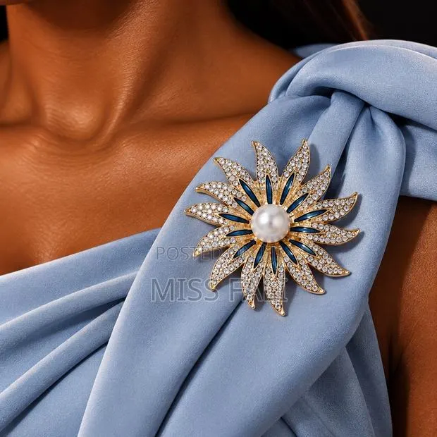 Saphire Soleil Brooch · Photo 1