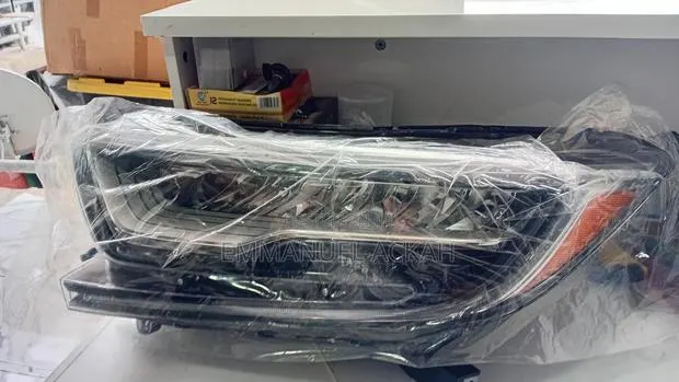 Honda CR-V 2017 to 2022 Headlight · Photo 1