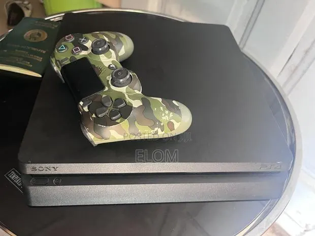 Playstation 4 With 1 Pad and Games · Photo 1