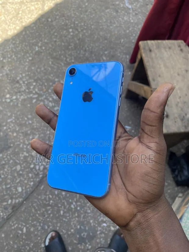 Apple iPhone XR 64 GB Blue · Photo 1