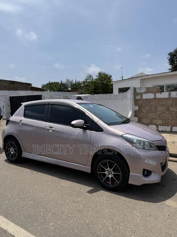 Toyota Vitz 1.3 AWD 5dr 2013 · Photo 1