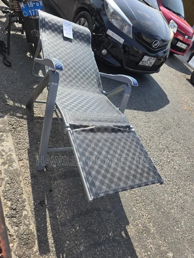 Foldable Zero Gravity Patio Lounge Chair · Photo 1