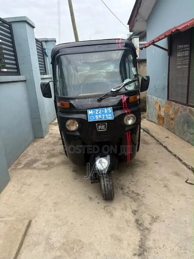 Bajaj RE 2022 Black · Photo 1