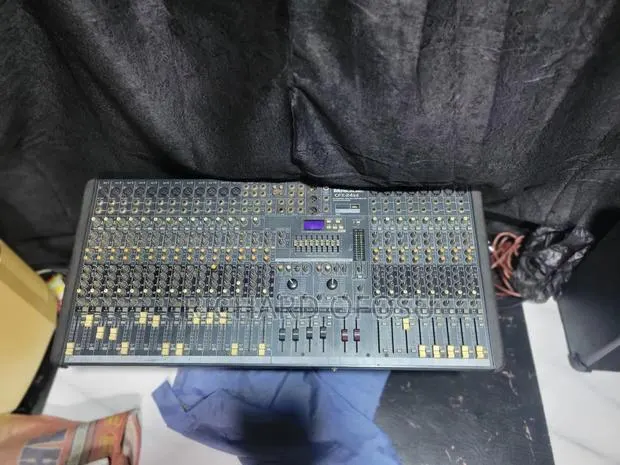 24 Channels Mixer · Photo 1