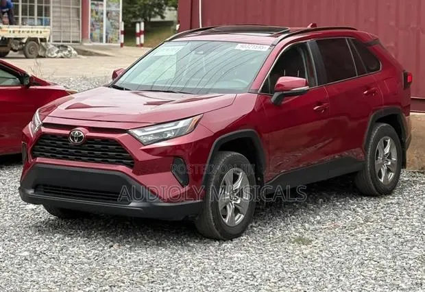 Toyota RAV4 XLE AWD 2024 Red · Photo 1