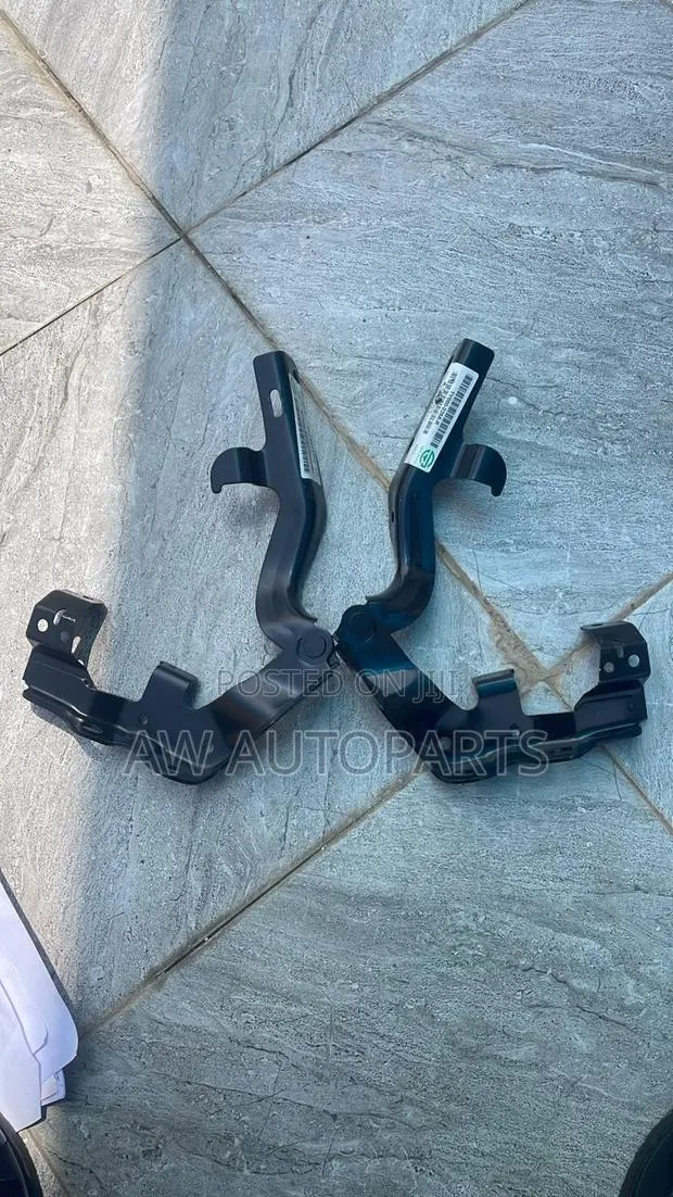 Toyota Camry 12-14 Hood Hinge · Photo 1