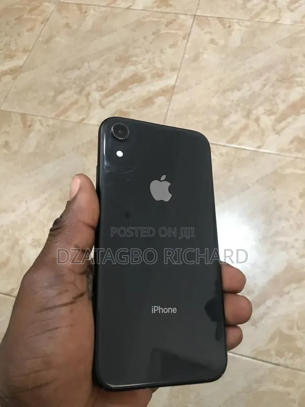 Apple iPhone XR 64 GB Black · Photo 1