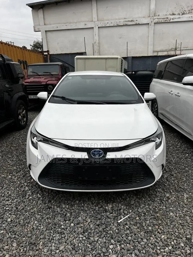 Toyota Corolla LE 2021 White · Photo 1