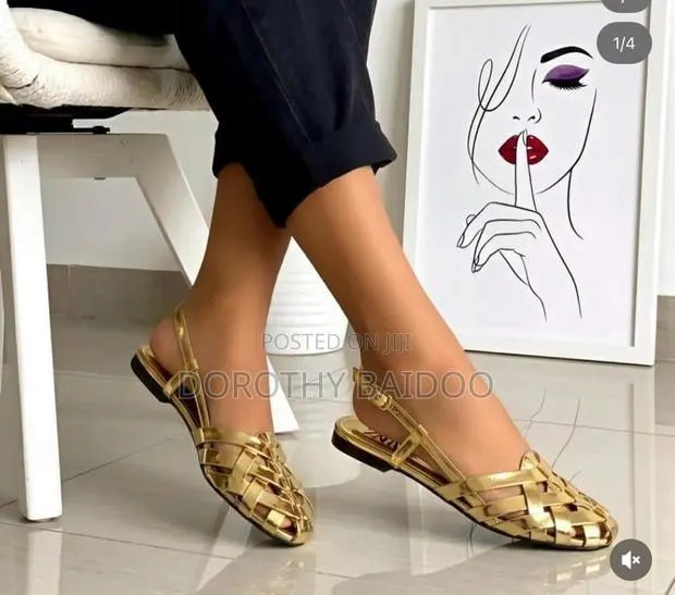 Friendly Heel for Ladies Gold and Black · Photo 1