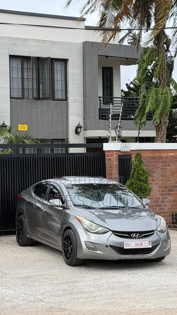 Hyundai Elantra Limited Sedan FWD (1.8L 4cyl 6A) 2013 · Photo 1