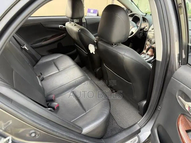 Toyota Corolla L 4dr Sedan (1.8L 4cyl 5M) 2013 Gray · Photo 1
