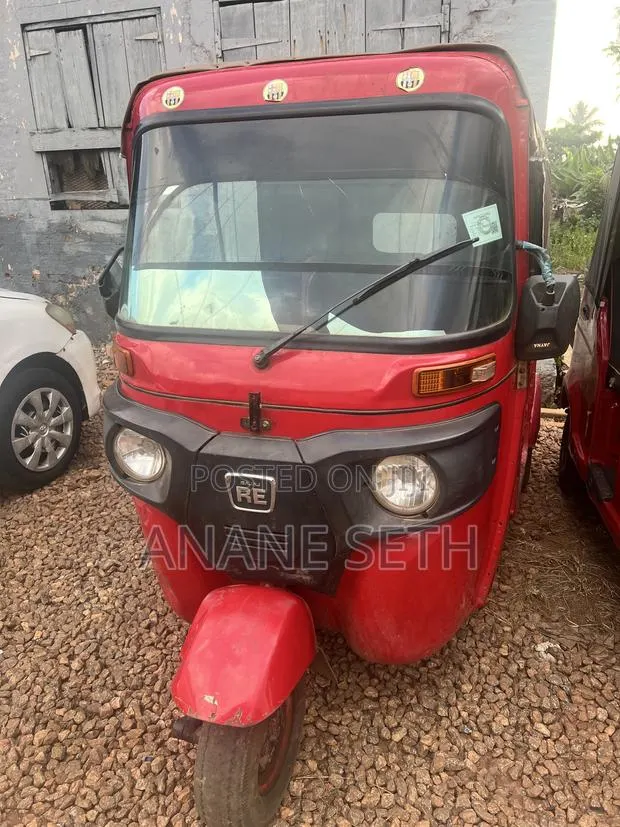 Bajaj RE 2022 Red · Photo 1