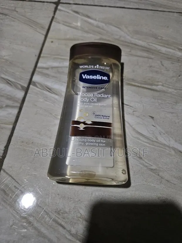 Vaseline Cocoa Radiant Body Oil · Photo 1