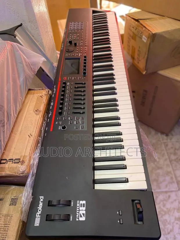 Roland Fantom O8 Keyboard · Photo 1