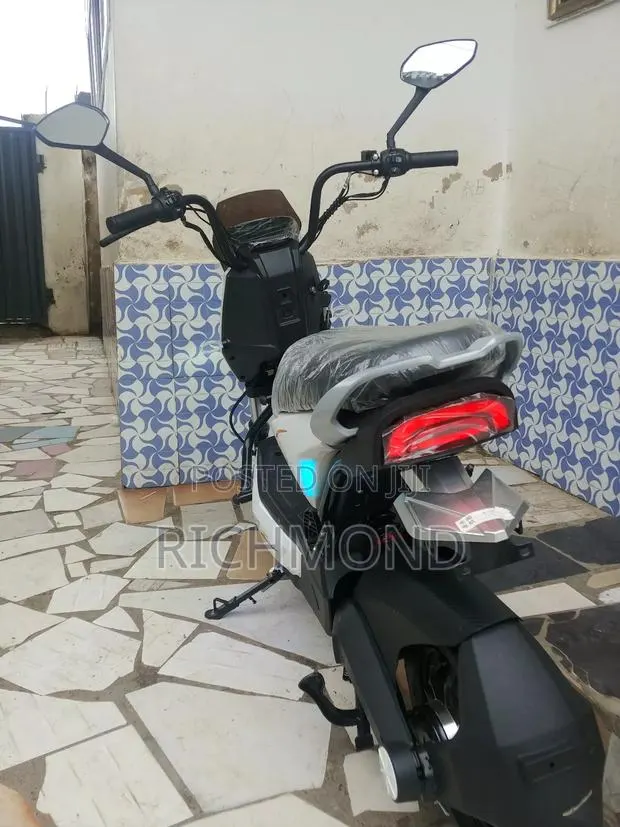 Motorcycle 2026 White · Photo 5