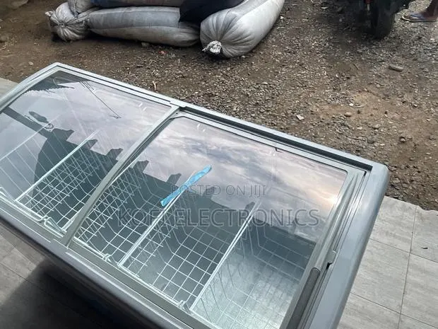 Delron Majestic Display Freezer Curved Glass Top · Photo 1