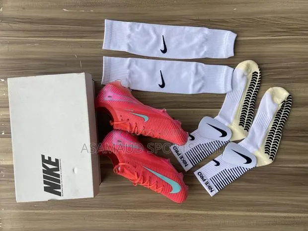 Original Football Boot With Accessoires at Cool Price · Photo 1