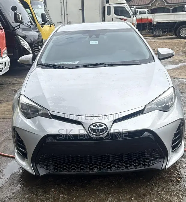 Toyota Corolla SE (1.8L 4cyl 6M) 2019 Silver · Photo 1