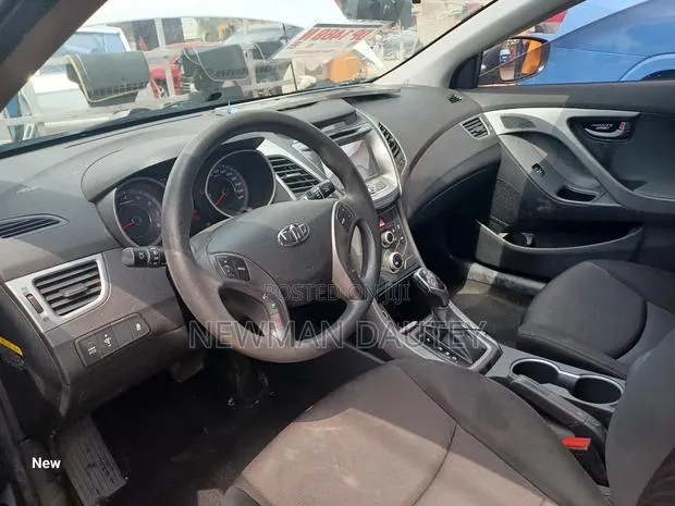 Hyundai Avante 2014 White · Photo 1