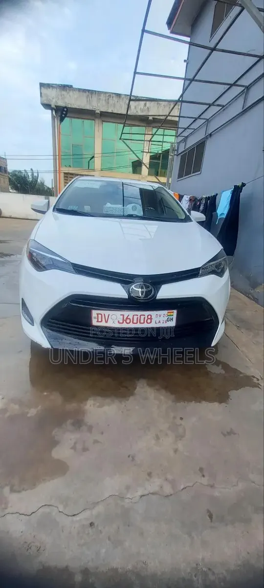Toyota Corolla LE 4dr Sedan (1.8L 4cyl CVT) 2017 White · Photo 1