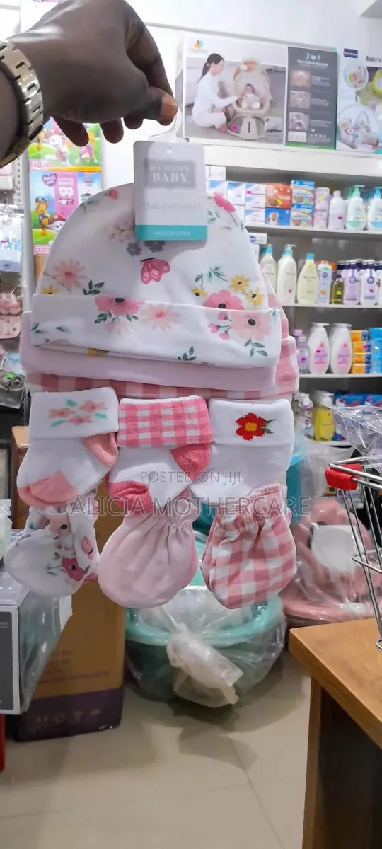 Hudson Baby Cap,Socks and Mittens Set · Photo 1