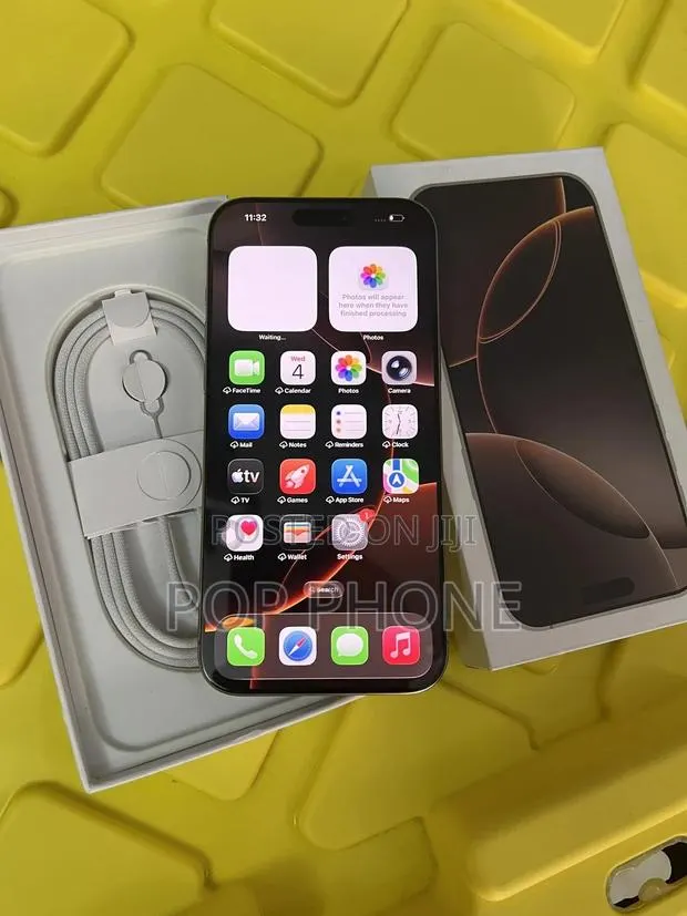 Apple iPhone 16 Pro Max 256 GB Gold · Photo 1