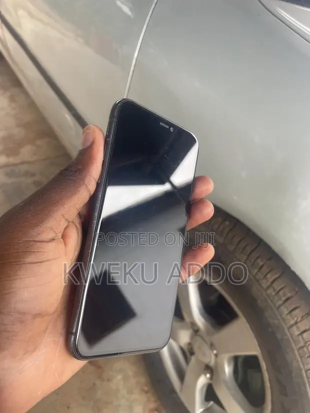 Apple iPhone 11 64 GB Black · Photo 1