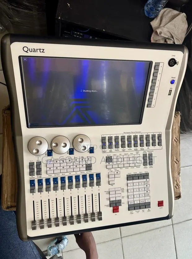 Avolites Quartz Digital Light Console With Travel Case · Photo 1