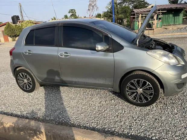 Toyota Vitz 2010 Gray · Photo 1