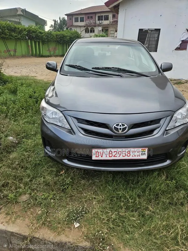 Toyota Corolla LE 4dr Sedan (1.8L 4cyl 4A) 2013 Gray · Photo 1