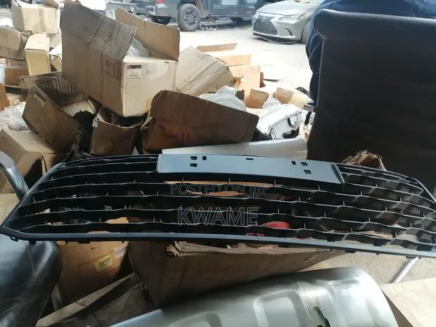 Front Down Grille Pajero Sports 1999-2006 · Photo 1