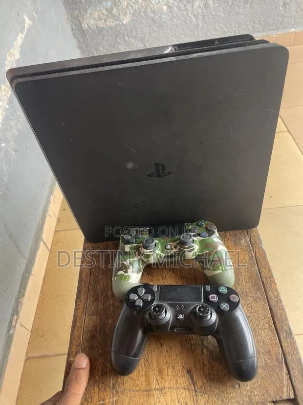 Ps4 Slim 4 Games Installed and 2 Pads · Photo 1