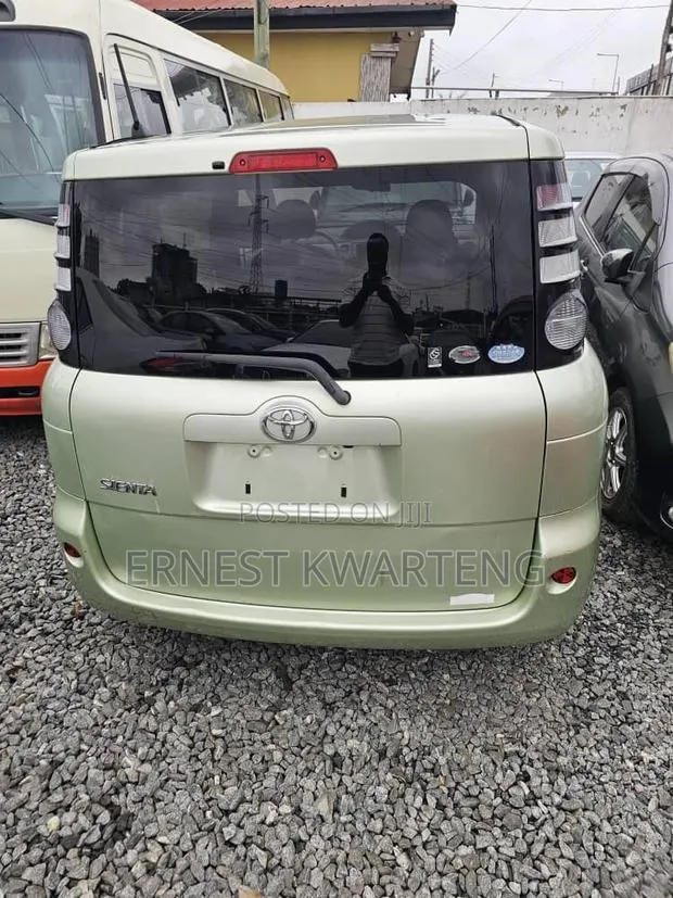Toyota Sienta 2011 Green · Photo 1