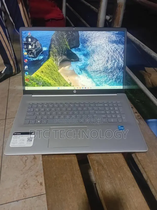 Laptop HP Pavilion 17 8GB Intel Core i3 SSD 256GB · Photo 1