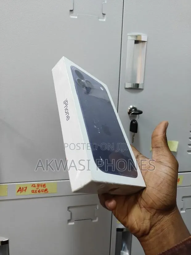 New Apple iPhone 17 Pro Max 256 GB Blue · Photo 1