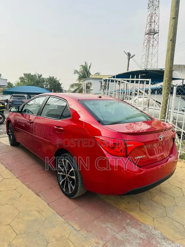 Toyota Corolla 2017 Red · Photo 1