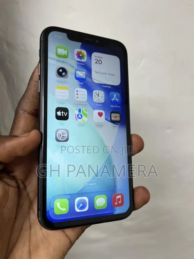 Apple iPhone 11 64 GB Black · Photo 1